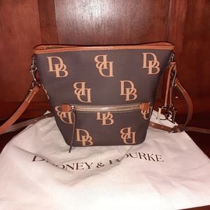Dooney& Bourke Monogram Zip Sac